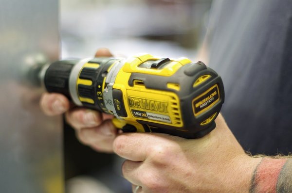 Les visseuses à chocs : l'outil indispensable pour les travaux de vissage intensif