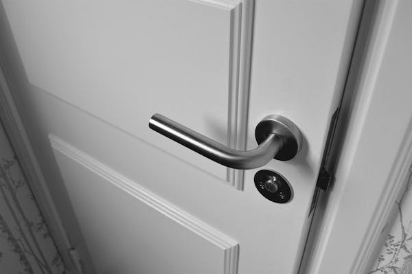 Tout savoir sur la butée de porte : types, prix et conseils d’achat